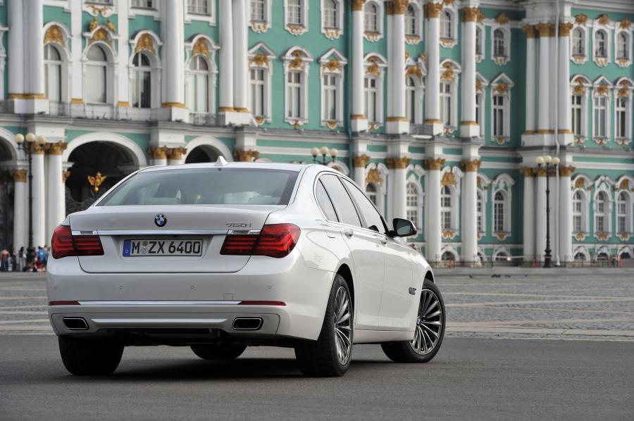 BMW 750i 2013 года  (фото 48 из 56)